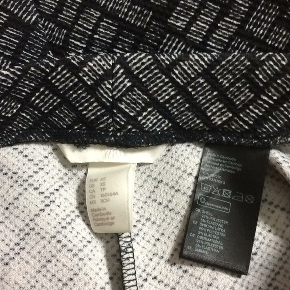Black and white XS A-line H&M skirt - Picture 3 of 3